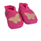 Chaussons bébé rose en cuir souple motif papillon beige.