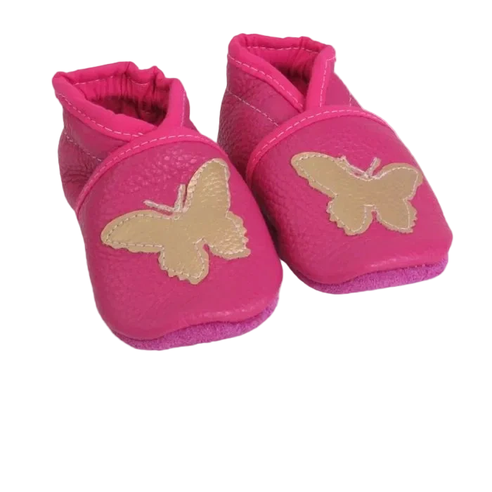 Chaussons bébé rose en cuir souple motif papillon beige.
