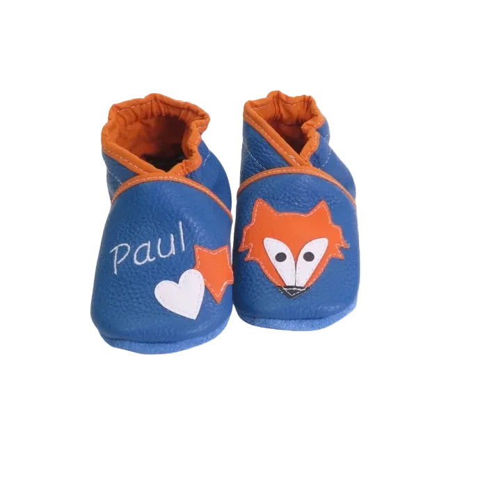 Chaussons en cuir souple artisanaux bleus pour bébé avec prénom personnalisé et tête de renard orange.