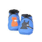 Chaussons en cuir souple artisanaux bleus pour bébé avec renard orange sur un pied et tête de loup noir sur l’autre.