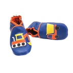 Chaussons en cuir souple artisanaux bleus pour enfant avec pelleteuse et camion benne, vue inclinée avec un chausson allongé.