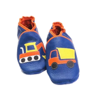 Chaussons en cuir souple artisanaux bleus pour enfant avec pelleteuse sur un pied et camion benne sur l’autre, finitions orange.