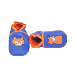 Chaussons en cuir souple artisanaux bleus pour enfant avec motif renard orange, vue inclinée avec un chausson allongé.