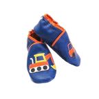 Chaussons en cuir souple artisanaux bleus pour enfant, vue en angle, avec motifs engins de chantier orange et jaune.