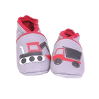 Chaussons en cuir souple artisanaux gris clair pour enfant avec pelleteuse et camion benne rouges, finitions roses.