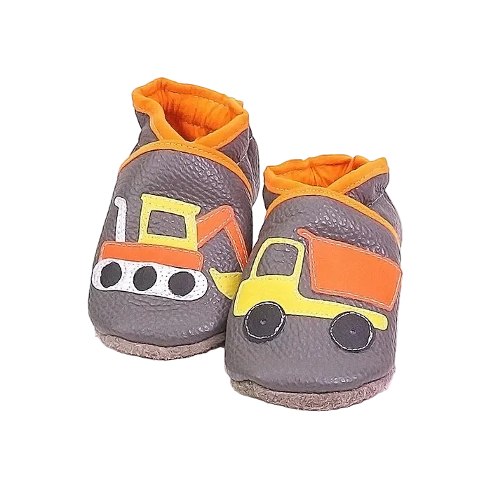 Chaussons en cuir souple artisanaux gris pour enfant avec motifs engins de chantier, fabrication artisanale.