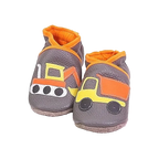 Chaussons en cuir souple artisanaux gris pour enfant avec motifs engins de chantier, fabrication artisanale.