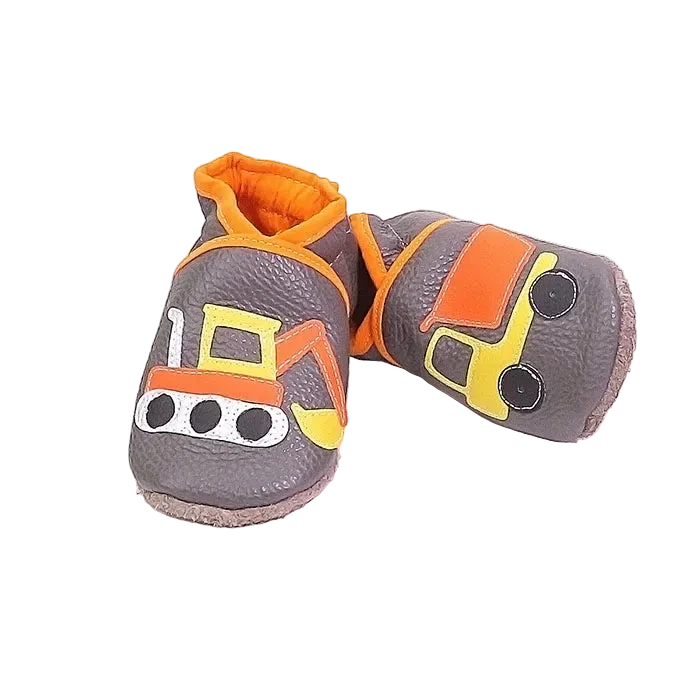 Chaussons en cuir souple artisanaux gris pour enfant avec pelleteuse et camion benne jaune et orange, finitions orange.