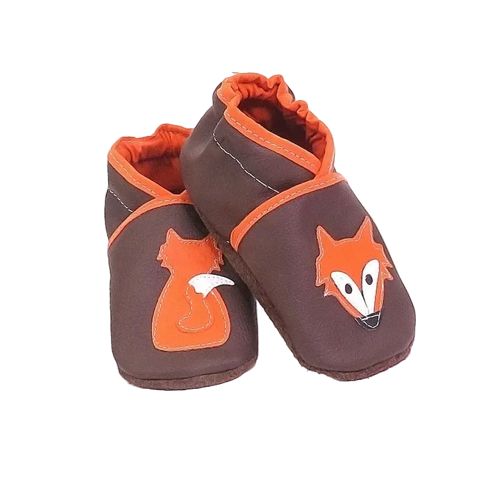 Chaussons en cuir souple artisanaux marron pour enfant, vue en angle, avec motifs renard orange et détails contrastés.
