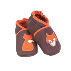 Chaussons en cuir souple artisanaux marron pour enfant, vue en angle, avec motifs renard orange et détails contrastés.