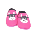 Chaussons en cuir souple artisanaux roses pour enfant avec tête de vache noire et blanche, finition élastiquée noire.