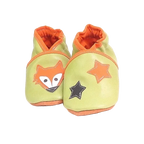 Chaussons en cuir souple artisanaux vert clair pour bébé avec tête de renard orange sur un pied et étoiles orange et noire sur l’autre.