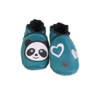 Chaussons bébé vert canard en cuir souple avec panda et cœurs contrastés noir et blanc.