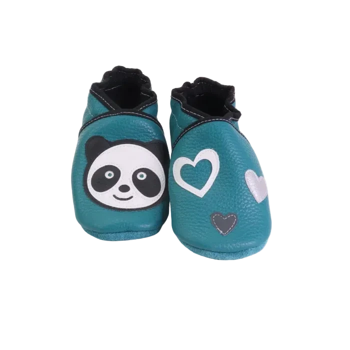 Chaussons bébé vert canard en cuir souple avec panda et cœurs contrastés noir et blanc.
