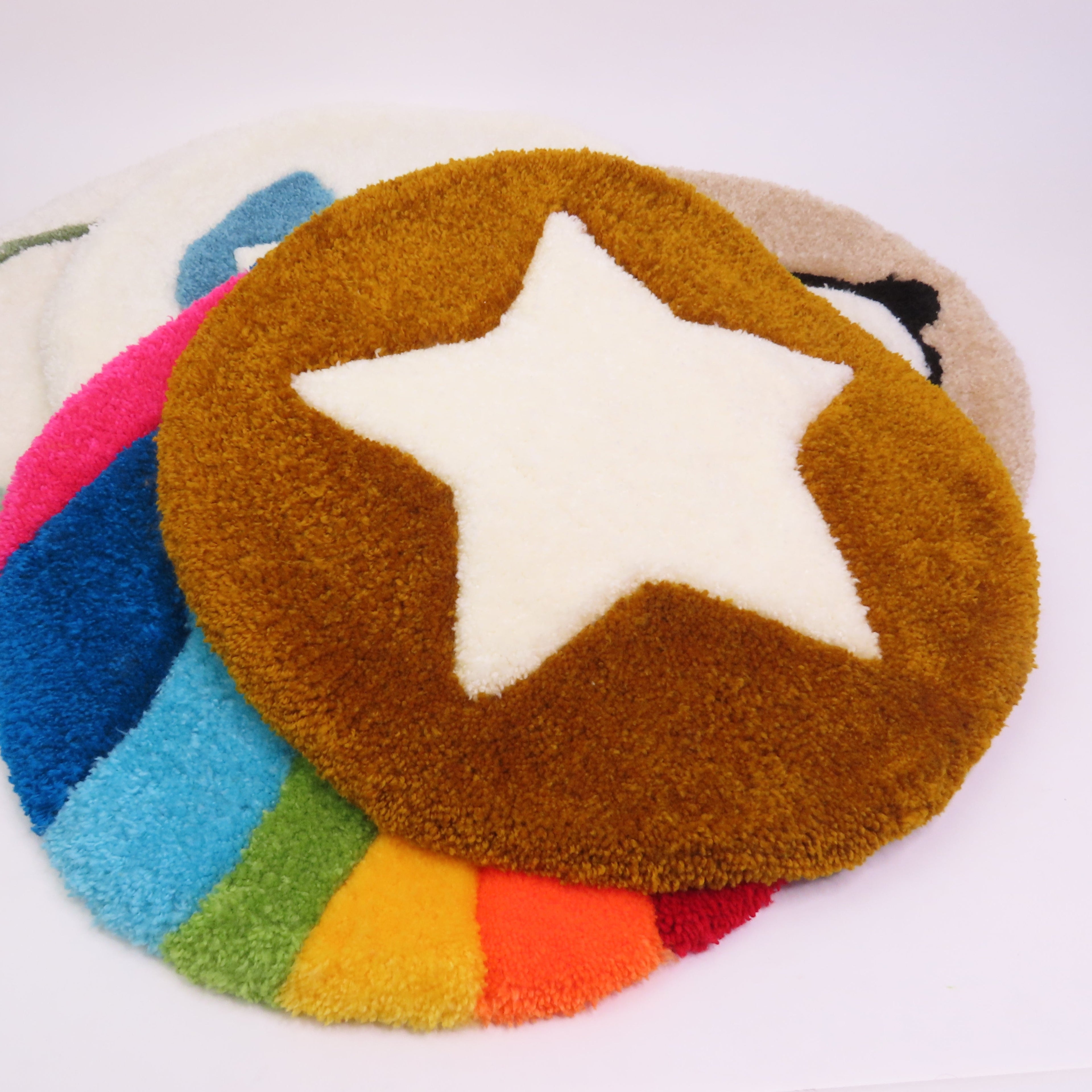 Tapis tufté ~ Etoile/ disponible
