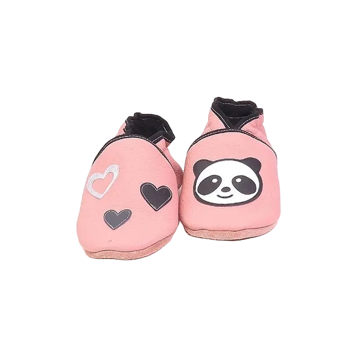 Chaussons bébé vert canard en cuir souple avec panda et cœurs contrastés noir et blanc.