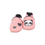 Chaussons bébé vert canard en cuir souple avec panda et cœurs contrastés noir et blanc.