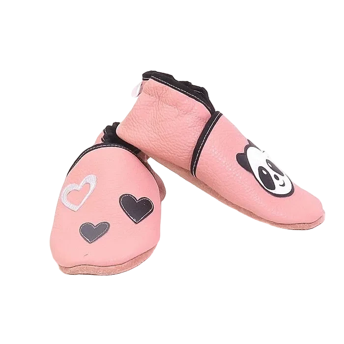 Chaussons en cuir souple rose pour bébé avec tête de panda et cœurs appliqués, modèle artisanal coloré.