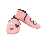 Chaussons en cuir souple rose pour bébé avec tête de panda et cœurs appliqués, modèle artisanal coloré.