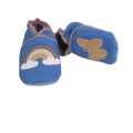 Chaussons bébé en cuir souple bleu avec arc-en-ciel et papillon doré appliqué, fabrication artisanale française.