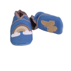 Chaussons bébé en cuir souple bleu avec arc-en-ciel et papillon doré appliqué, fabrication artisanale française.
