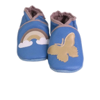 Chaussons en cuir souple pour bébé coloris bleu avec motif arc-en-ciel et papillon, finitions taupe, vue de face.