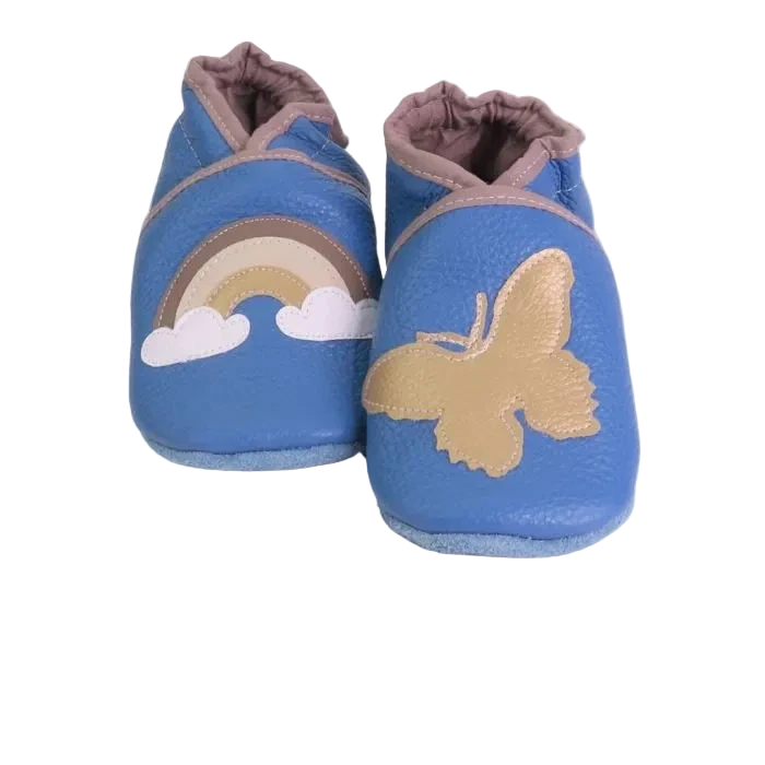 Chaussons en cuir souple pour bébé coloris bleu avec motif arc-en-ciel et papillon, finitions taupe, vue de face.