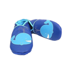 Chaussons bébé en cuir souple bleu motif baleine, vue croisée mettant en valeur la souplesse du cuir et les finitions contrastées bleu clair.