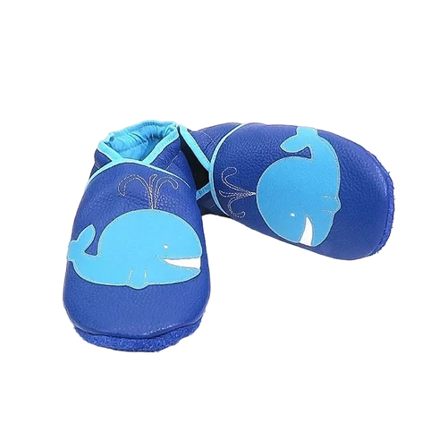 Chaussons bébé en cuir souple bleu motif baleine, vue croisée mettant en valeur la souplesse du cuir et les finitions contrastées bleu clair.