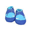 Chaussons en cuir souple artisanaux bleus pour bébé avec motif baleine bleu clair sur le dessus de chaque pied.
