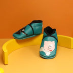 Chaussons bébé en cuir souple bleu canard avec motifs loup et cochon.