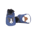 Chaussons bébé en cuir souple bleu avec motifs chien et mouton, vue croisée mettant en valeur la souplesse et les finitions contrastées.
