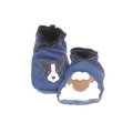 Chaussons en cuir souple artisanaux bleu pour bébé avec tête de chien noir et blanc sur un pied et mouton blanc sur l’autre, finitions noir.