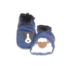 Chaussons en cuir souple artisanaux bleu pour bébé avec tête de chien noir et blanc sur un pied et mouton blanc sur l’autre, finitions noir.
