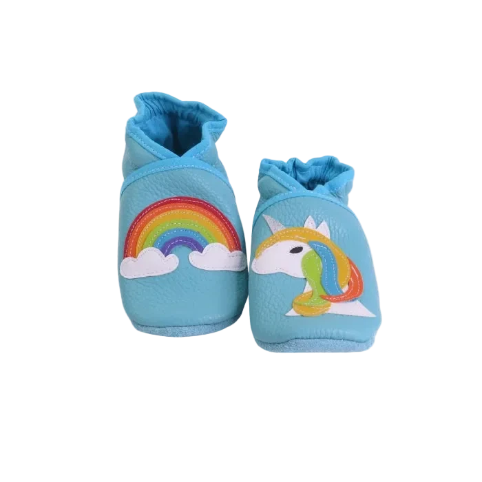 Chaussons bébé en cuir souple bleu ciel avec motif arc-en-ciel et licorne.
