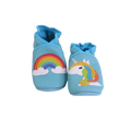 Chaussons bébé en cuir souple bleu ciel avec motif arc-en-ciel et licorne.