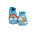 Chaussons bébé en cuir souple bleu ciel avec motif arc-en-ciel et licorne.