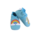 Chaussons bébé bleu ciel avec arc-en-ciel et licorne en cuir souple, vue inclinée.