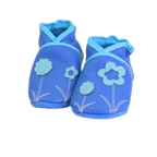 Chaussons bébé bleu clair motif fleurs pastel en cuir souple.
