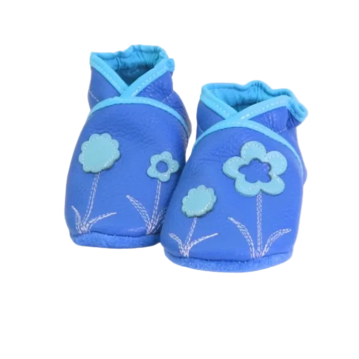 Chaussons bébé bleu clair motif fleurs pastel en cuir souple.