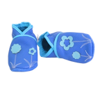 
Chaussons bébé en cuir souple bleu clair avec fleurs bleu pastel.