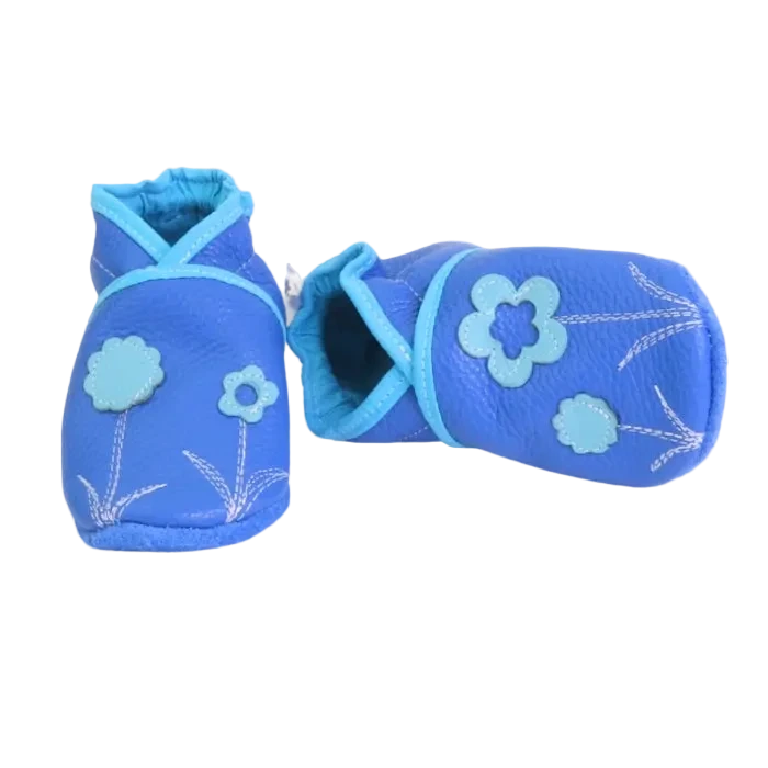 
Chaussons bébé en cuir souple bleu clair avec fleurs bleu pastel.