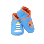 Chaussons en cuir souple artisanaux bleu clair pour bébé, vue en angle, avec pirate et phare marin cousus main.