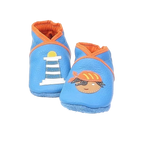Chaussons en cuir souple artisanaux bleu clair pour bébé avec phare blanc et pirate illustré, détails orange contrastés.