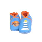 Chaussons en cuir souple artisanaux bleu clair pour bébé avec pirate illustré sur un pied et phare blanc rayé bleu sur l’autre, finitions orange.