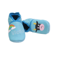 Chaussons en cuir souple artisanaux bleu clair pour bébé avec prénom brodé et motif vache noire et blanche.