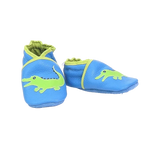 Chaussons bébé en cuir souple bleu motif crocodile vert, vue de profil mettant en valeur la forme souple et les finitions vert anis.