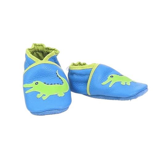 Chaussons bébé en cuir souple bleu motif crocodile vert, vue de profil mettant en valeur la forme souple et les finitions vert anis.