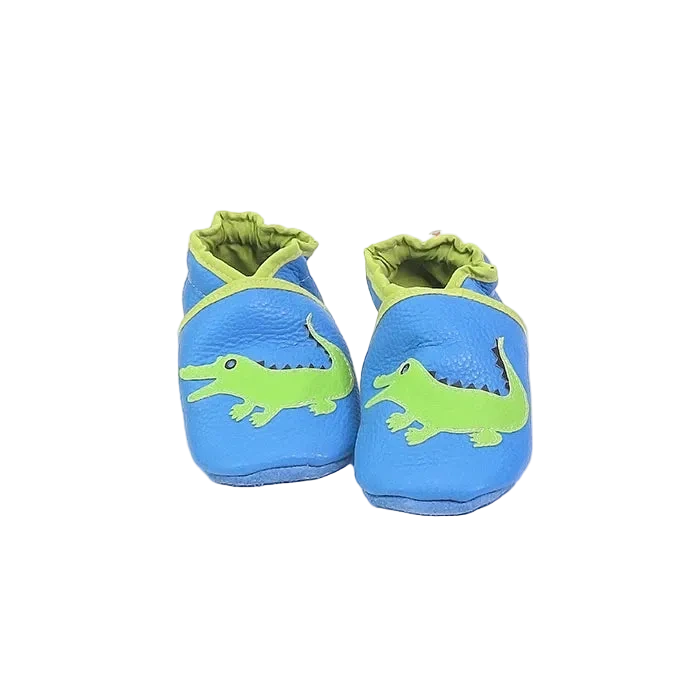 Chaussons en cuir souple artisanaux bleu pour bébé avec crocodile vert appliqué sur chaque pied, finitions vert anis.