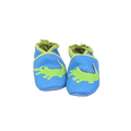 Chaussons en cuir souple artisanaux bleu pour bébé avec crocodile vert appliqué sur chaque pied, finitions vert anis.